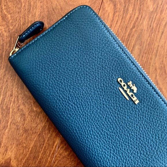 Coach Handbags - Coach • Accordion Zip Wallet 🆕